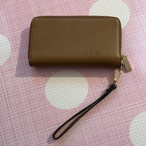 Michael Kors wallet wristband brand new has 2 stains in pictures shown - Picture 2 of 3